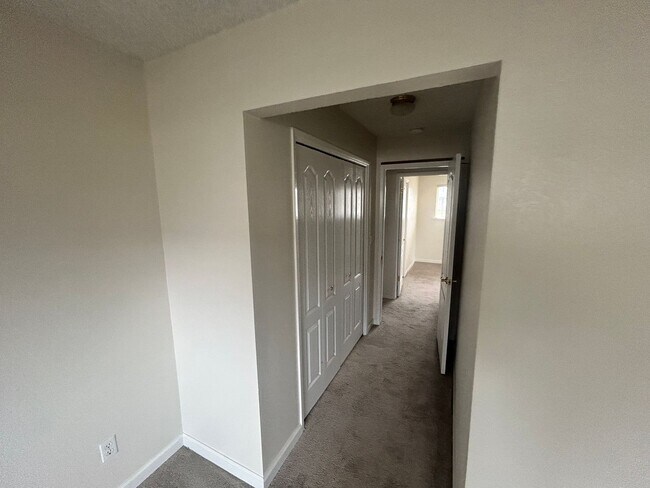 Building Photo - 4 Bedroom 2 bath in Oakdale Ca