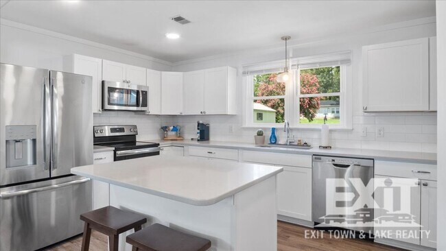 Building Photo - Gorgeous Waterfront Property with 4 Bedroo...