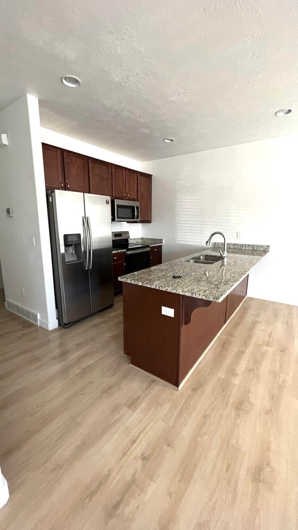 Building Photo - 3 Bedroom/2 Bathroom Townhome In Bluffdale