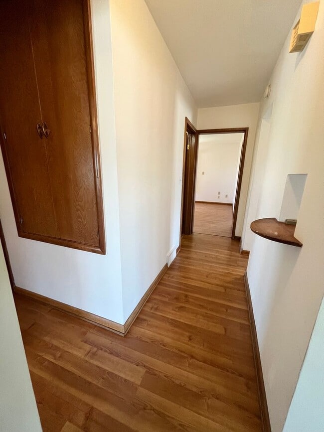 Building Photo - East Side 2 Bed/2 Bath w/ Bonus Room!