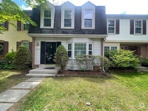 Building Photo - NICE TOWNHOME IN MONTGOMERY VILLAGE WITH F...