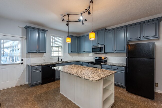 Building Photo - Spacious 4-Bedroom Home in Westside Athens...