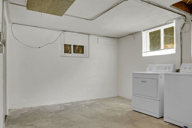 Building Photo - $2,695.00 - 3 Beds, 2 Bath, Duplex in Denv...