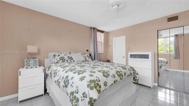 Building Photo - 2861 Somerset Dr