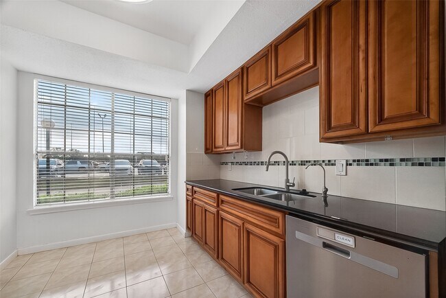 Building Photo - 7505 Memorial Woods Dr