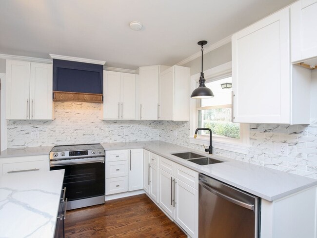 Building Photo - 4 Bed | 2 Bath House in Raleigh