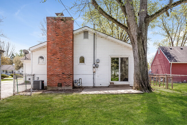 Building Photo - 3 bed 2 bath in Noblesville with fenced in...