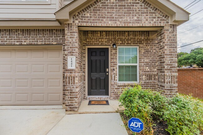 Primary Photo - 1441 Tall Pine Way