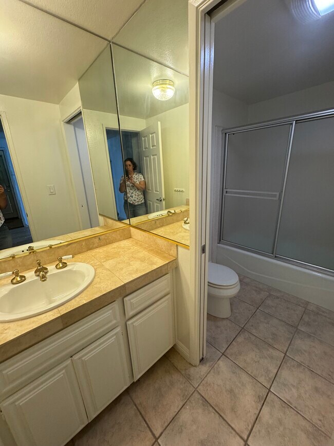 Building Photo - 1110 W 10th St