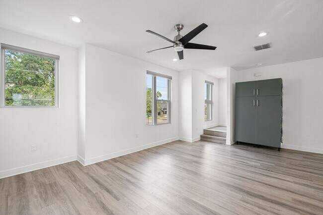 Building Photo - BEAUTIFUL Town Home For Rent in Downtown S...