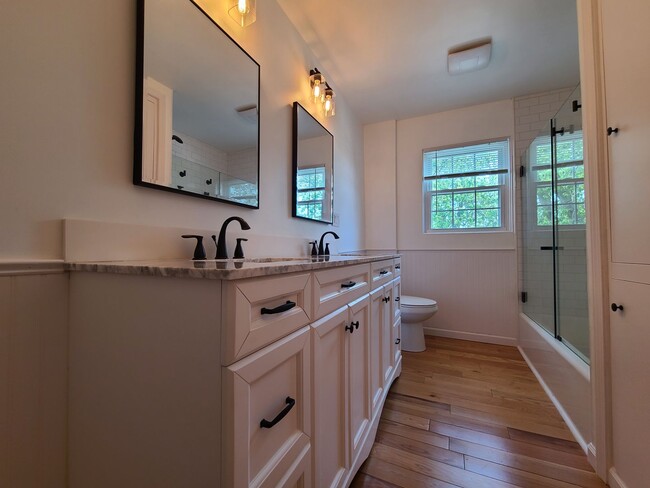 Building Photo - 3-bedroom, 2-bathroom home located in beau...