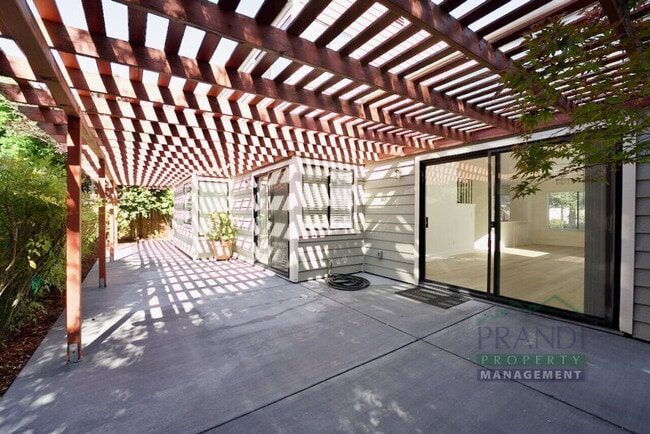 Building Photo - 41 Pine Tree Ct