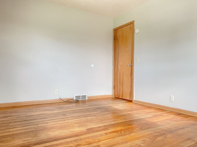 Building Photo - Beautiful 3 bed 1 bath house, over sized driveway, garage and fenced in back yard $1795