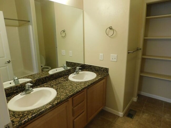 Building Photo - Modern & Spacious 2-Bed, 2.5-Bath Townhome...
