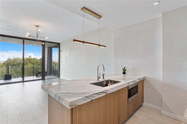 Building Photo - 2831 S Bayshore Dr