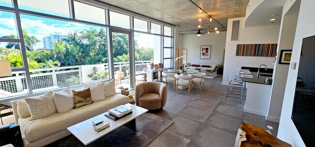 Building Photo - 365 SE 6th Ave