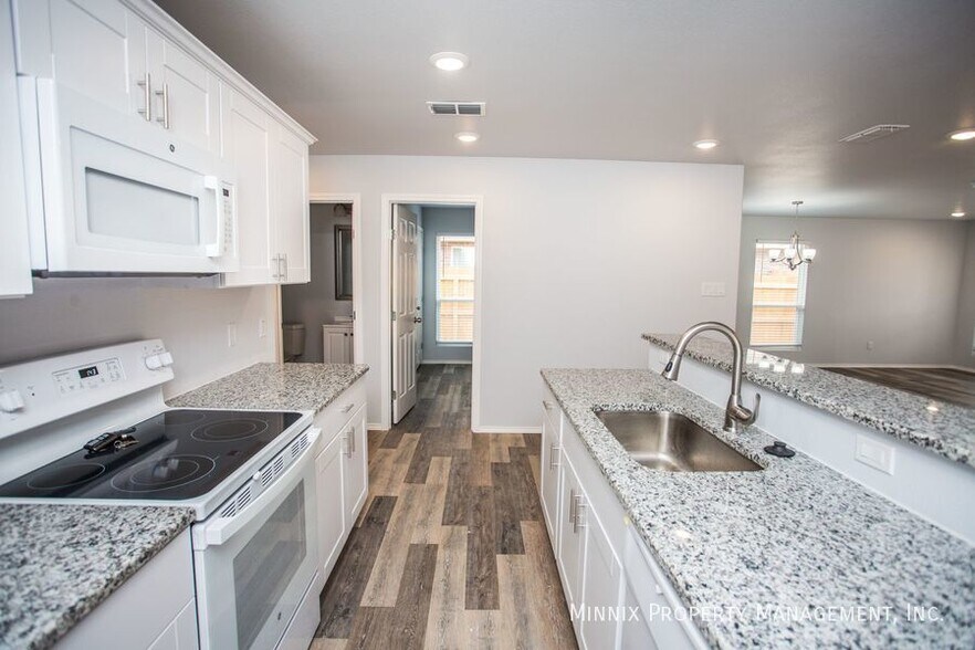 Building Photo - 5527 Kemper St