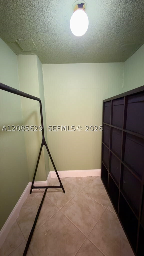 Building Photo - 3150 N Palm Aire Dr