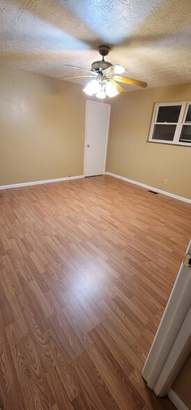 Building Photo - 1018 Willow Dr