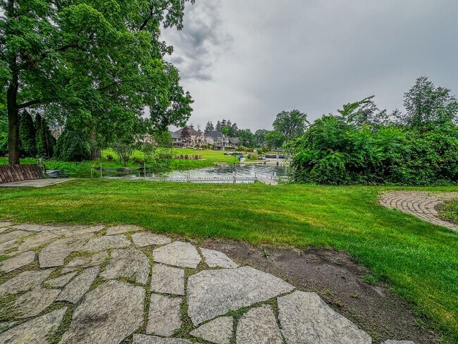 Building Photo - Lakeside Living!
