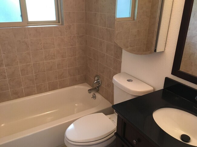 Building Photo - 4 BR, 3 FULL BATHS, Great TABLE MESA Neigh...
