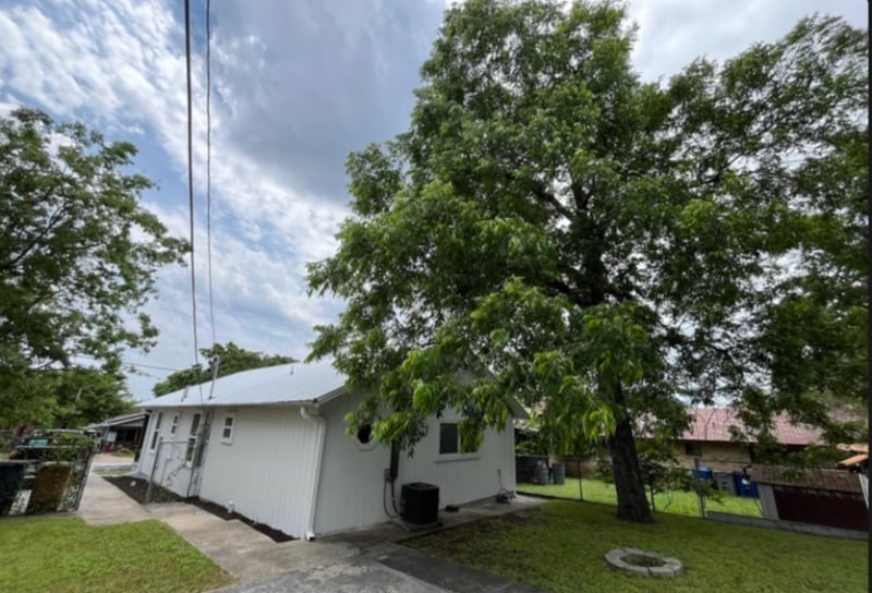 Building Photo - 1904 E 10th St