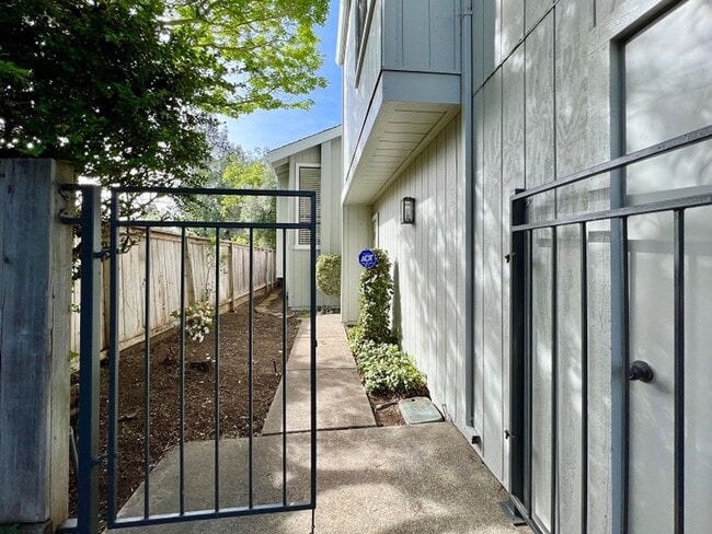 Building Photo - Three Bedroom Napa Condo on River Walk