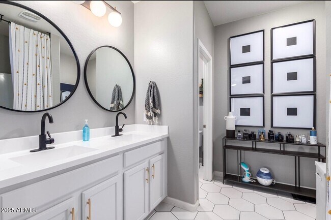 Building Photo - 155 W Jamaica Pl