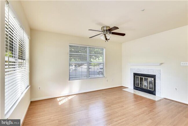 Building Photo - 925 Hillside Lake Terrace