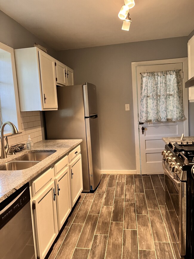 Updated kitchen w/ Stainless Appliances - 3522 Buckner Ln