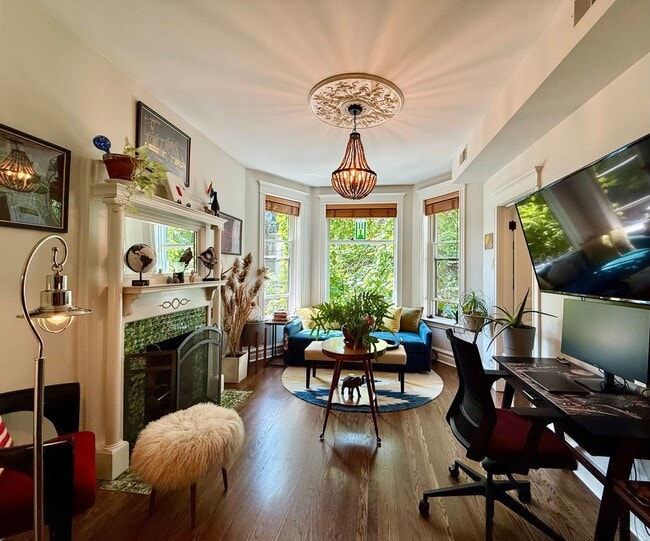 Building Photo - Fully Furnished 4-Bed, 2-Bath MAGNIFICENT ...