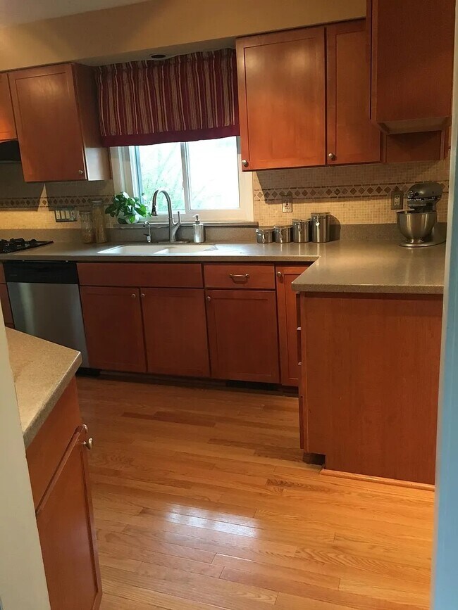 Building Photo - 858 Warner Rd