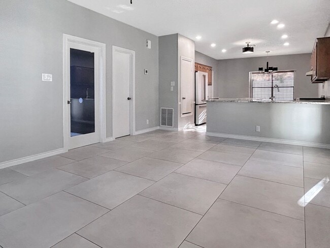 Building Photo - Updated Gem Near Thousand Oaks