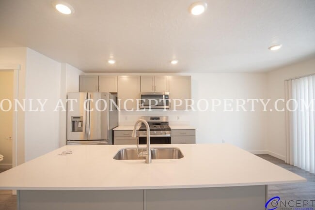 Building Photo - Brand-New Beautiful Spacious Modern Townhome in Lehi with Luxury Finishes & Prime Amenities