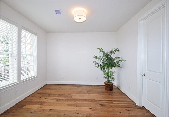 Building Photo - 9443 Fannin St