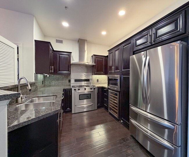 Building Photo - Beautiful Penthouse - 2bd 2 ba