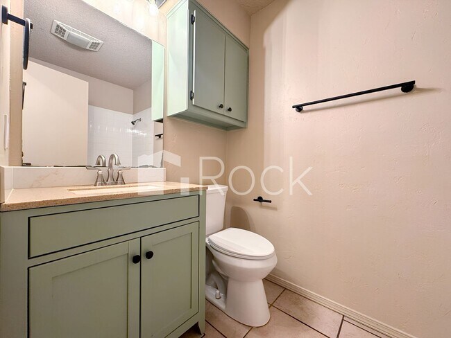 Building Photo - 7024 Woodlake Dr