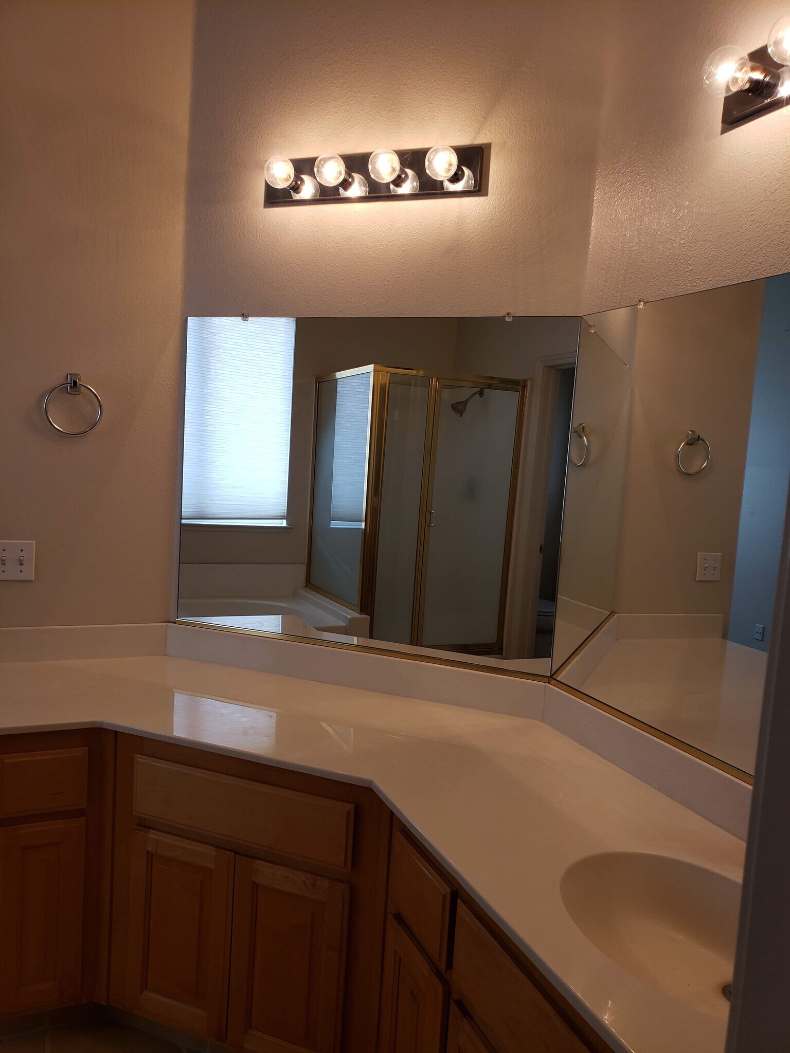 Building Photo - 2054 Pinehurst Ct