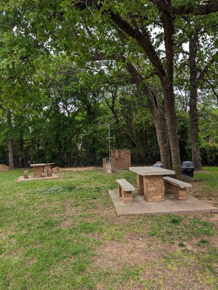 Building Photo - 2310 Bamboo Dr