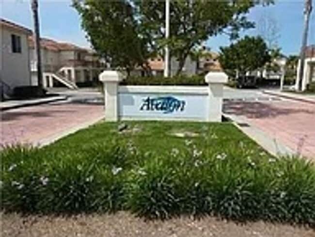 Building Photo - Vibrant 2 bedroom/2 bath condo in a great community with quick access to main commuter arteries