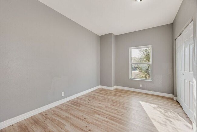 Building Photo - 815 N Travis St