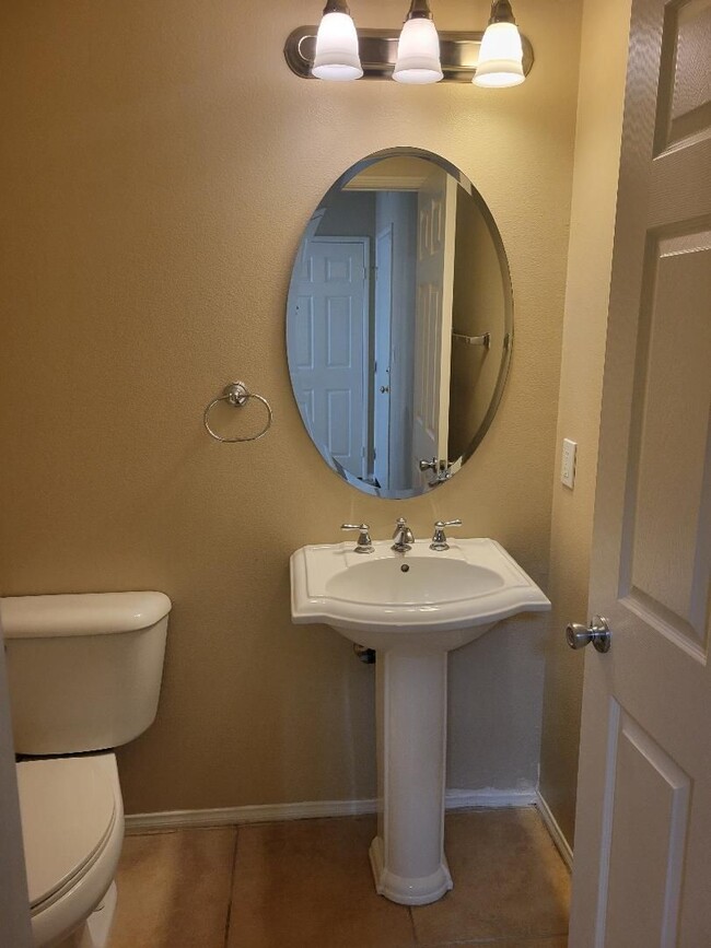 Building Photo - BEAUTIFUL SPACIOUS TOWNHOUSE IN GREAT LOCA...