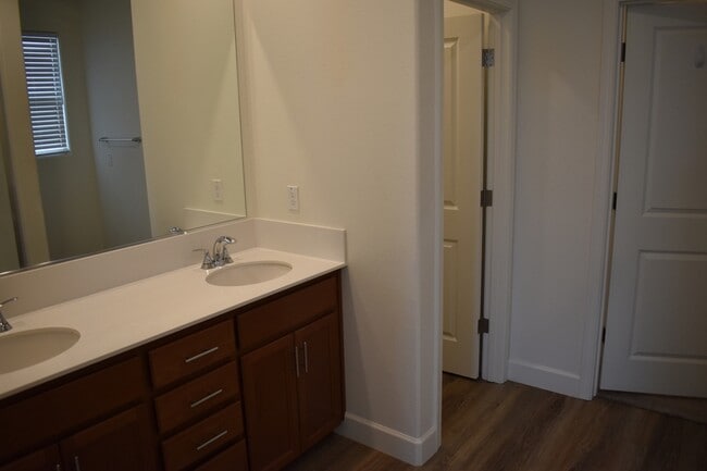 Building Photo - 8168 Oxbow Landing Loop