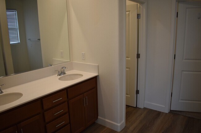 Building Photo - 8168 Oxbow Lndg Lp