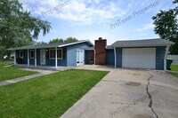 Building Photo - 2315 Birchwood Ln