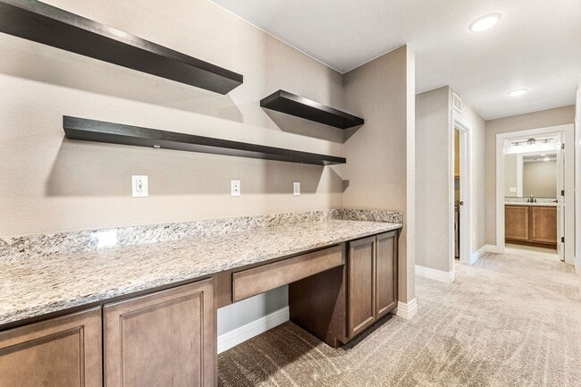 Building Photo - Modern Townhome in Commerce City!