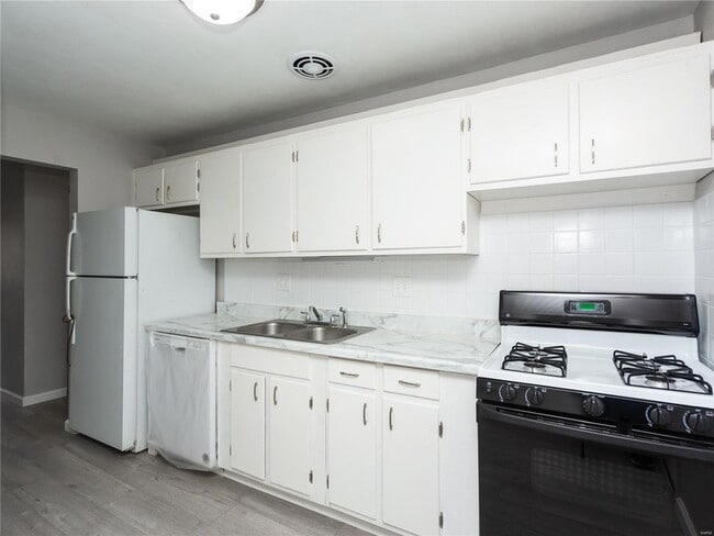 Building Photo - 3860 Brittany Cir