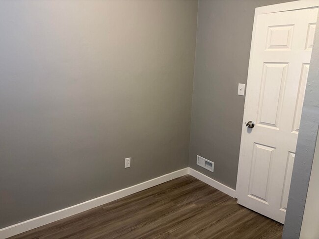 Building Photo - Newly Renovated 2 Story Townhouse in Garde...