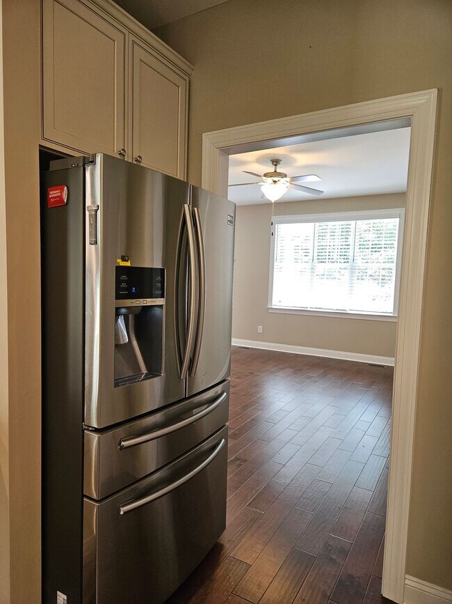 Building Photo - NEW LISTING!!!!!