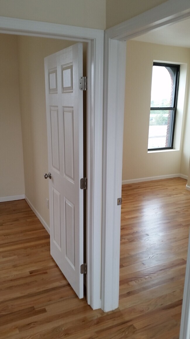 Rooms - 218 N Franklin St